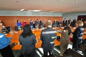 Kabinettssitzung zur Neugestaltung des Gedenkstättenkonzepts in Berlin, diskutieren Erinnerungskultur und Herausforderungen.