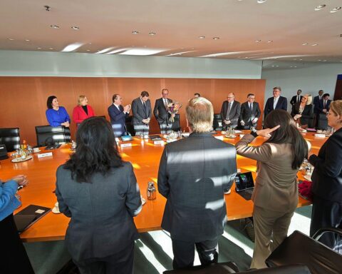 Kabinettssitzung zur Neugestaltung des Gedenkstättenkonzepts in Berlin, diskutieren Erinnerungskultur und Herausforderungen.