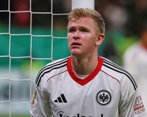 Eintracht Frankfurt jubelt nach 4:3-Sieg gegen 1. FC Köln in der Bundesliga.