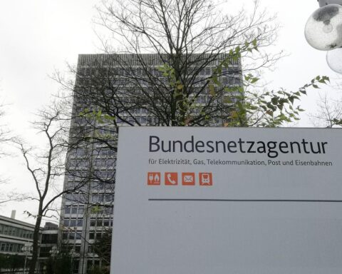 Symbolbild der Bundesnetzagentur, betont Vertrauen und Herausforderungen bei Künstlicher Intelligenz.