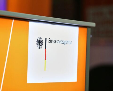 Bundesnetzagenturpräsident Klaus Müller spricht beim EU-Digitalgipfel über KI-Regulierung und Marktverhältnisse.