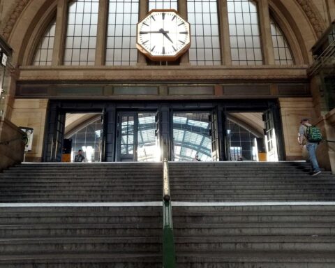 Bahnhofsuhr im Leipziger Hauptbahnhof während eines großen Polizeieinsatzes zur Kriminalitätsbekämpfung.