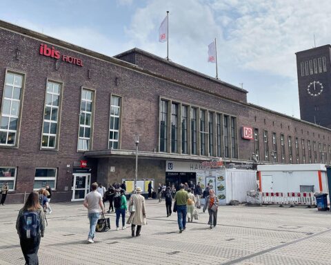 Bundespolizei kontrolliert Düsseldorfer Hauptbahnhof: gefährliche Gegenstände sichergestellt, verstärkte Präsenz.