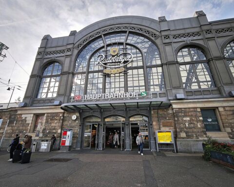 Zwei Männer am Dresdner Hauptbahnhof: Kontrolle durch Bundespolizei wegen Drogen und Waffengesetz.