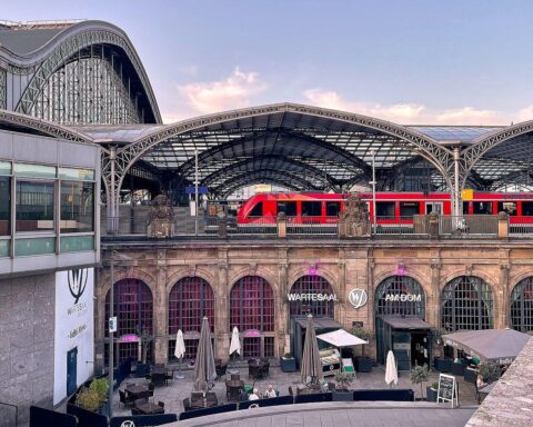 Köln Hauptbahnhof mit Sicherheitsmaßnahmen der Bundespolizei gegen gefährliche Gegenstände während der Weihnachtszeit.