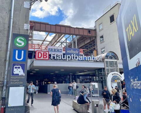 Einsatzkräfte der Bundespolizei patrouillieren am Münchner Hauptbahnhof zur Gewaltprävention.