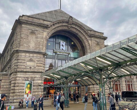 Nürnberger Hauptbahnhof mit Polizisten, erkennbaren Maßnahmen zur Gewaltprävention und Warnschildern.