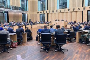 Beratende Sitzung des Bundesrates zur Stabilisierung der gesetzlichen Krankenversicherung und Einsparungen.