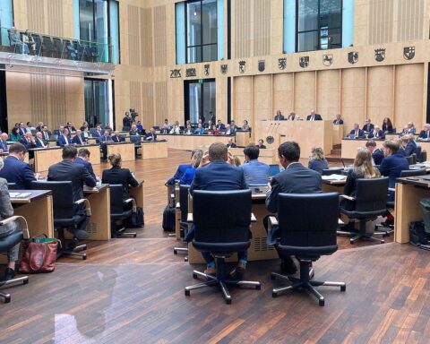 Beratende Sitzung des Bundesrates zur Stabilisierung der gesetzlichen Krankenversicherung und Einsparungen.