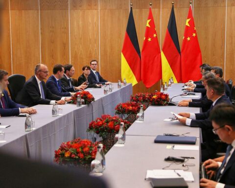 Friedrich Merz und Li Qiang beim G20-Gipfel: konstruktiver Austausch zu Handelsfragen und Zusammenarbeit.