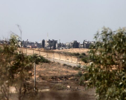 Waffenlieferungen nach Israel, Waffenstillstand in Gaza, humanitäre Hilfe im Vordergrund.