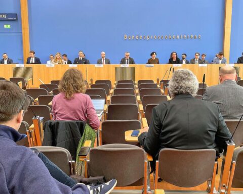 Regierungssprecher bei Pressekonferenz über Urheberrechte und Künstliche Intelligenz in Berlin.