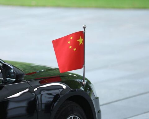Chinesische Flagge, Symbol für mögliche militärische Unterstützung im Nahen Osten, kontroverse geopolitische Situation.