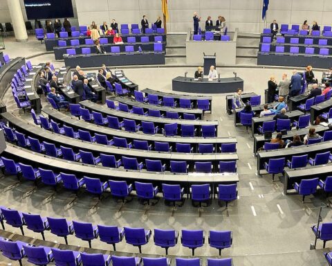 Bundestagsabgeordnete während der Abstimmung über den Haushalt 2026, Diskussion und Entscheidungsfindung.