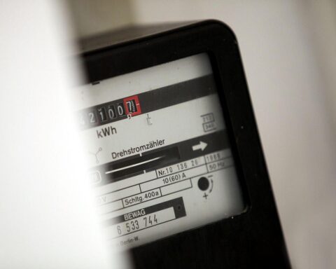 Stromzähler im Fokus, symbolisiert Steuerentlastung für Unternehmen und Elektromobilität.