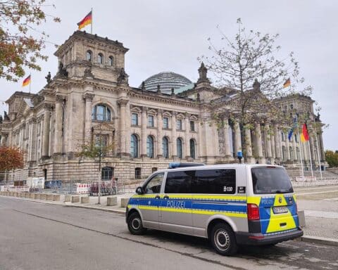 Polizei vor Bundestag warnt Abgeordnete vor verdächtigen USB-Sticks in Postsendungen.