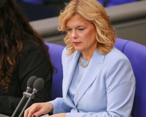 Julia Klöckner diskutiert Antisemitismus und Einwanderung in Deutschland, fordert klare Positionierungen.