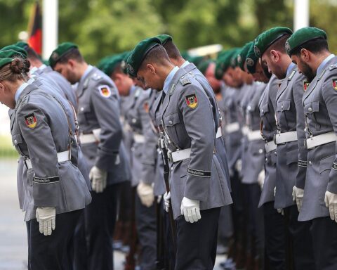 Bundeswehr-Soldaten in Aktion, symbolisieren den Drang nach Entscheidung über neues Wehrdienstgesetz.