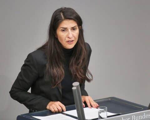 Serap Güler kritisiert Proteste gegen Merz' Stadtbild-Äußerungen bei Integrationsveranstaltung in Berlin.