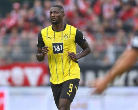 Bild von Serhou Guirassy im BVB-Trikot jubelnd nach erfolgreichem Kopfballtor.