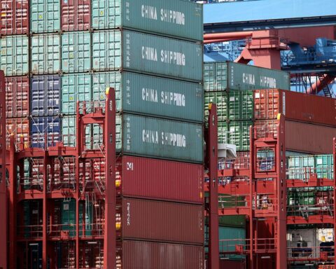 Grafik mit Containerschiffen im Hafen, symbolisiert internationalen Handel zwischen Deutschland, China und USA.