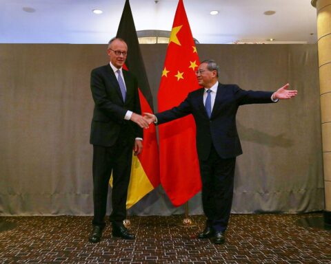 Friedrich Merz und Li Qiang beim G20-Gipfel, symbolisierend bilaterale Beziehungen zwischen Deutschland und China.