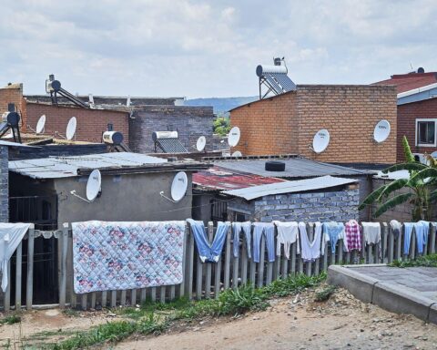 Ärmlicher Vorort in Johannesburg, der die globale Notlage und humanitäre Hilfe illustriert.