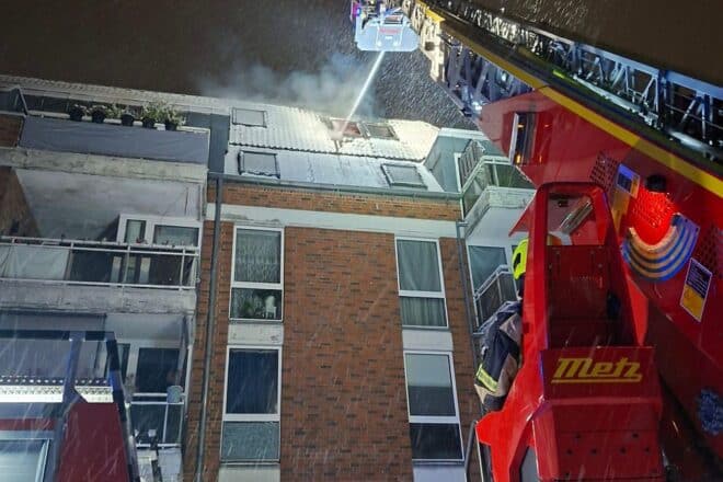 Dachgeschossbrand in Schenefeld – 43 Bewohner unverletzt