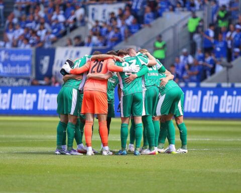David Abrangao feiert seinen Profivertrag mit Greuther Fürth, glücklich und entschlossen.