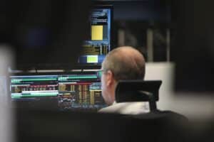 Frankfurter Börse mit steigenden Dax-Kursen, Marktanalysen und aktuellen Wirtschaftsdaten.