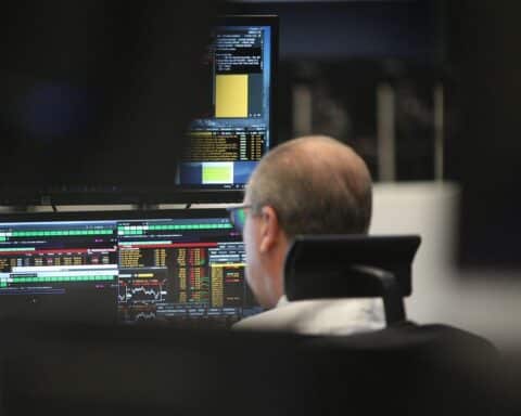 Frankfurter Börse mit steigenden Dax-Kursen, Marktanalysen und aktuellen Wirtschaftsdaten.