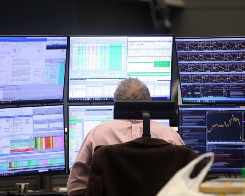 Frankfurter Börse mit Dax-Anstieg, prominent platzierte Unternehmen und aktuelle Marktentwicklungen.