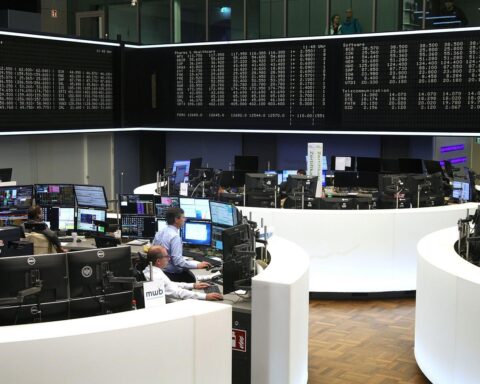 Frankfurter Börse mit Dax-Index und Aktienkursbewegungen, Marktanalyse und wirtschaftlichen Entwicklungen.