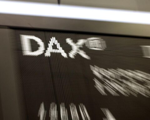 Anzeigetafel der Frankfurter Börse mit fallendem Dax und aktuellen Finanzdaten.