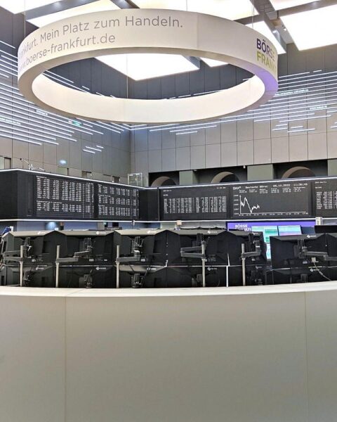 Dax steigt, Anleger optimistisch trotz geopolitischer Unsicherheiten und schwächelnder Eurozone.