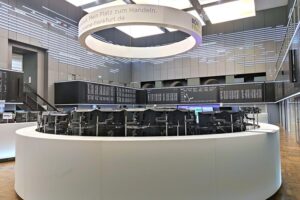 Frankfurter Börse mit steigenden Dax-Kursen, Investoren optimistisch bei Technologie- und Finanzaktien.