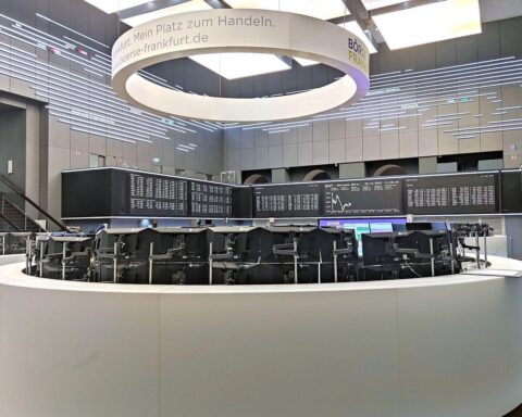 Frankfurter Börse mit steigenden Dax-Kursen, Investoren optimistisch bei Technologie- und Finanzaktien.