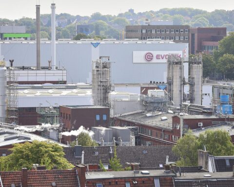 Industriegebäude mit Energieanlagen, zeigt Wachstum des Energieverbrauchs in der Chemie- und Mineralölindustrie.