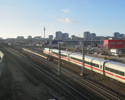 ICE-Zug der Deutschen Bahn in Berlin; Konkurrenz durch italienische Anbieter im Fernverkehr.