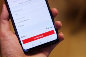 Bahn-App im Fokus: Wettbewerber warten auf gleichberechtigten Zugang zur DB Navigator.