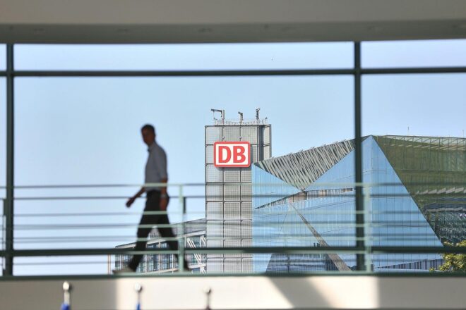 Deutsche Bahn startet Leseprojekt an Frankfurter Hauptbahnhof