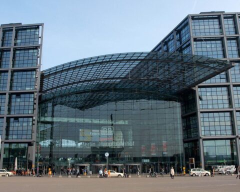 Literarische Plakate an Bahnhöfen zeigen Werke und Reden für Vorlesetag der Deutschen Bahn.