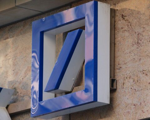 Deutsche Bank-Logo, symbolisiert internationales Investoreninteresse und Reformdrang in Deutschland.