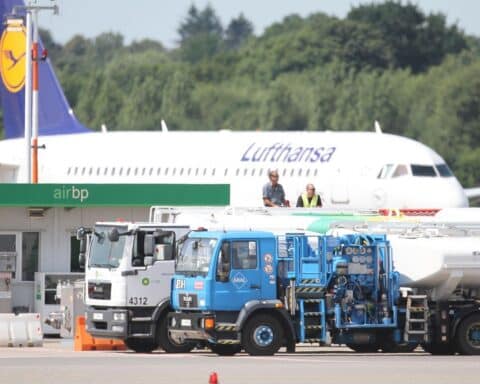 Kerosin-Tankstelle, symbolisiert die Diskussion um nachhaltigen Kraftstoff im Luftverkehr und Umweltpolitik.