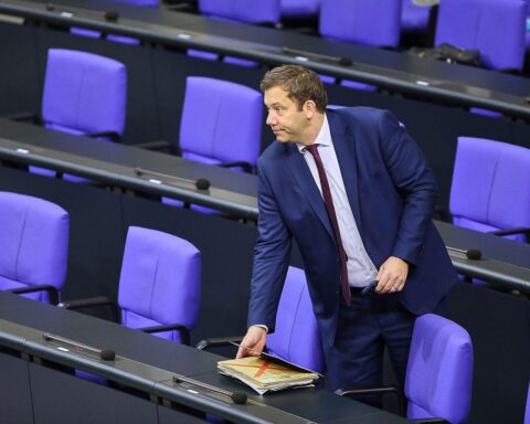 Lars Klingbeil bei der Reise nach China, symbolisiert den Austausch zwischen Deutschland und China.