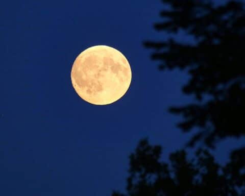 Astronaut vor dem Mond, symbolisiert die bevorstehende Weltraummission zum Mond im Artemis-Programm.