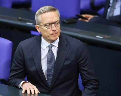 Karsten Wildberger diskutiert Digitalpolitik und Ministeriumserfolge in einem modernen Büro.