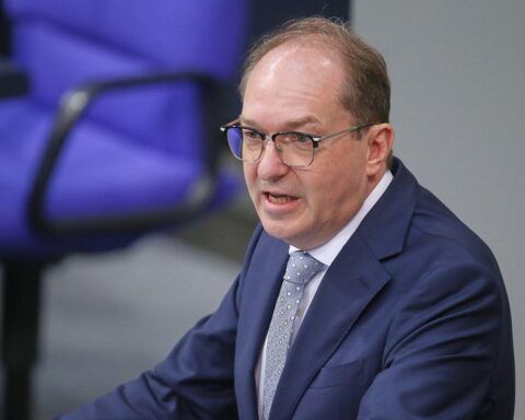 Bundesinnenminister Dobrindt warnt vor extremistischen Tendenzen der AfD und deren Jugendorganisation.