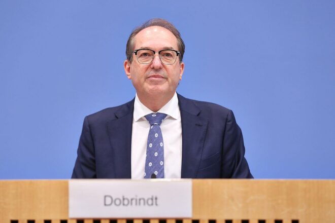 Dobrindt kündigt Offensive gegen hybride Angriffe an
