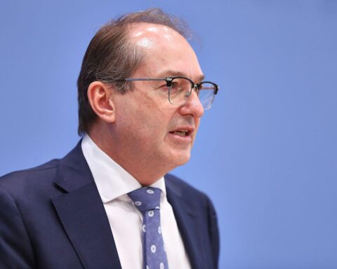 Alexander Dobrindt spricht über Cyberabwehr, umgeben von Politikern, mit Kritiken im Hintergrund.